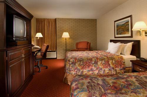 Pear Tree Inn ماكالين الغرفة الصورة